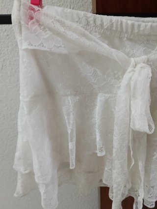 Falda corta con pantalón interior de blonda