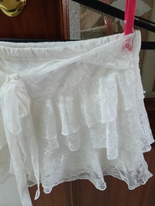Falda corta con pantalón interior de blonda