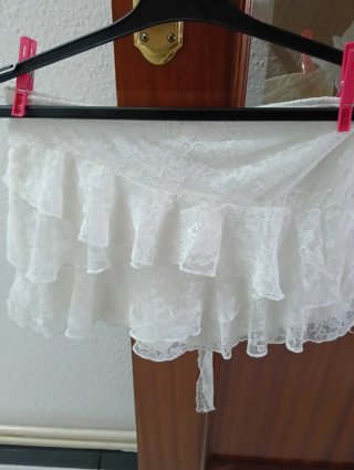 Falda corta con pantalón interior de blonda