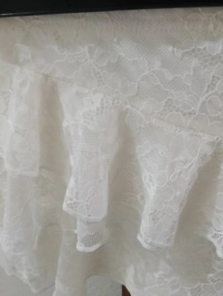 Falda corta con pantalón interior de blonda
