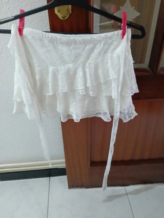 Falda corta con pantalón interior de blonda