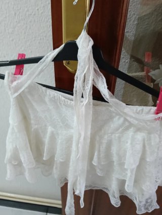 Falda corta con pantalón interior de blonda