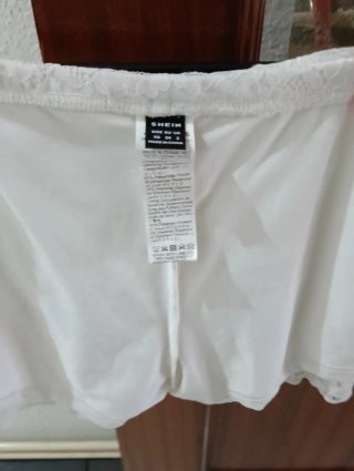 Falda corta con pantalón interior de blonda