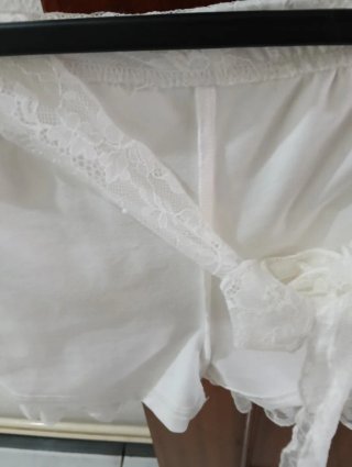 Falda corta con pantalón interior de blonda