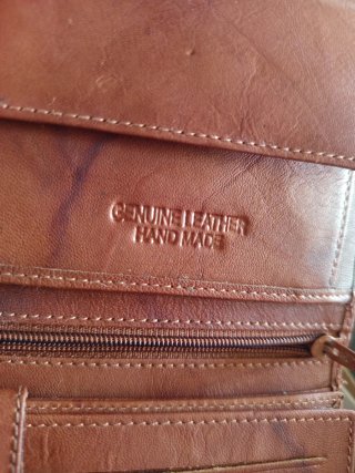 Cartera de piel marrón