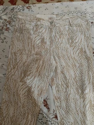 Pantalones beige y blancos con estampado