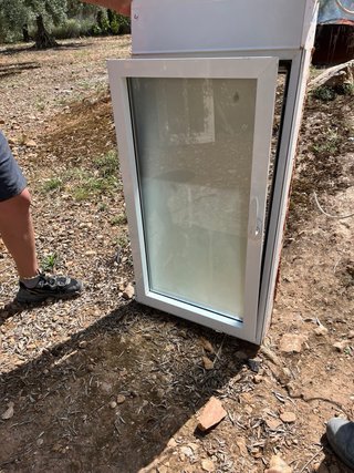 Ventana abatible con persiana motorizada