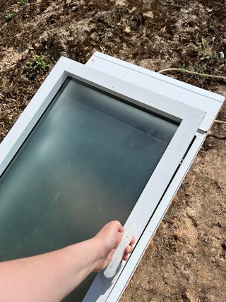 Ventana abatible con persiana motorizada