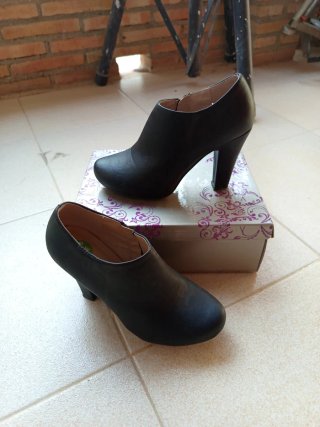 Botines negros con cremallera