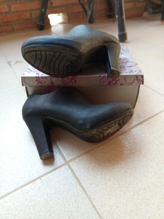 Botines negros con cremallera