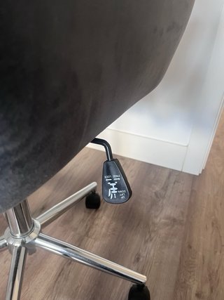 Silla de escritorio gris con ruedas