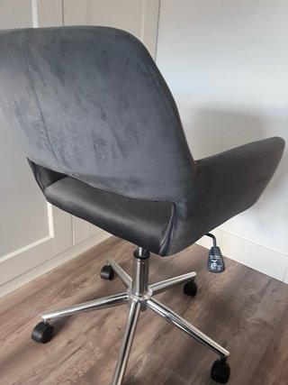 Silla de escritorio gris con ruedas