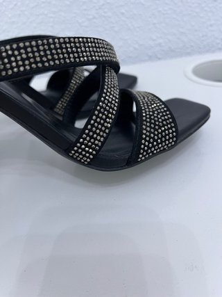 Sandalias de tacón con pedrería