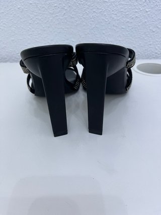 Sandalias de tacón con pedrería