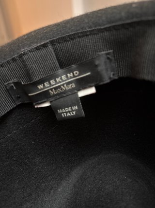 Sombrero negro de ala ancha