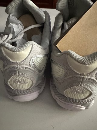 Zapatillas Asics Beige/Plata Talla 43.5 Nuevas