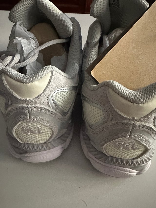 Zapatillas Asics Beige/Plata Talla 43.5 Nuevas