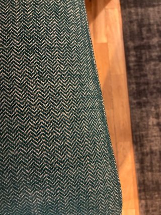 Juego de 4 sillas de comedor tapizadas .