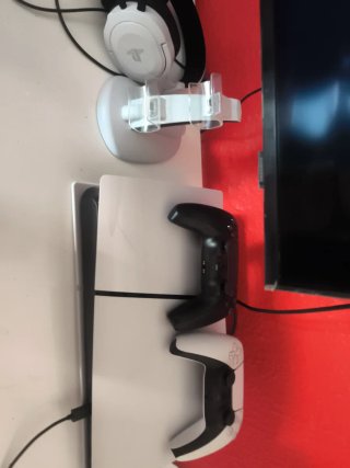 PlayStation 5 con 2 controller e cuffie