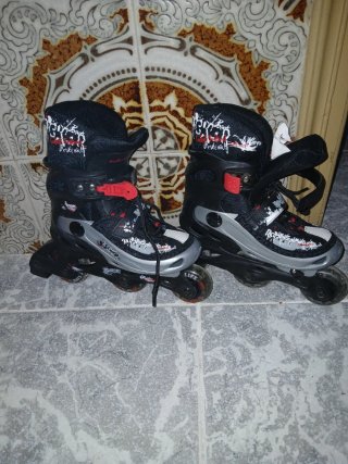 Patines en línea negros y plateados