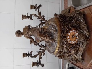 Reloj de sobremesa dorado con figura