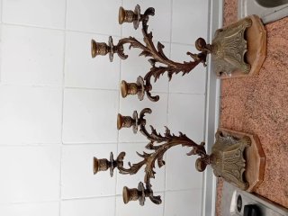 Reloj de sobremesa dorado con figura