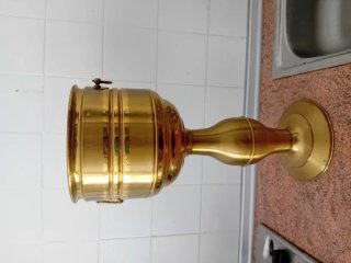 Reloj de sobremesa dorado con figura