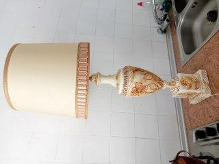 Reloj de sobremesa dorado con figura