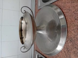 Reloj de sobremesa dorado con figura