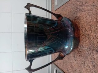 Reloj de sobremesa dorado con figura