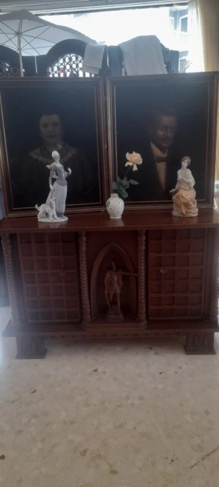 Mueble de madera con figuras de porcelana