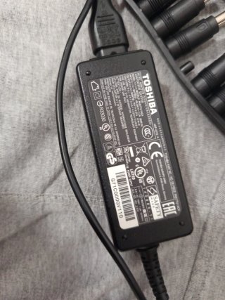 Cargador Toshiba Ajustable Universal