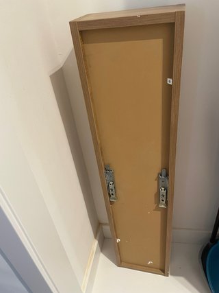 Armario estrecho de madera