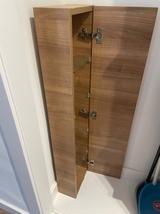Armario estrecho de madera