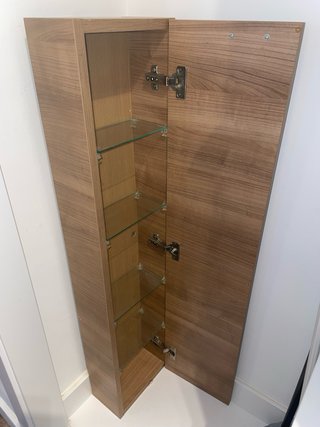 Armario estrecho de madera