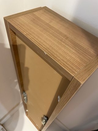 Armario estrecho de madera