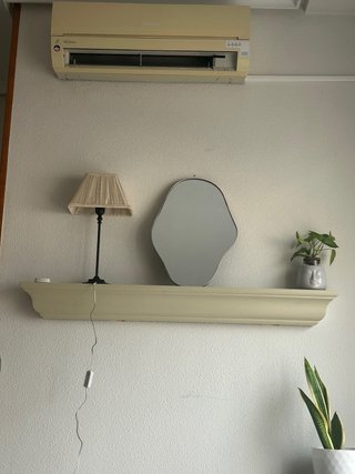 Repisa de madera color beige
