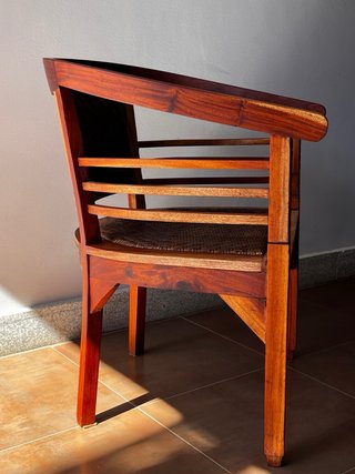 Poltrona in legno con rattan