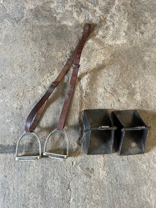 Estribos vaqueros y estribos ingleses con correas,