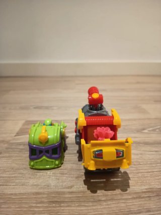 Coches con figuras de los supercins