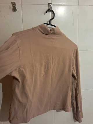 Camiseta Beige Manga Larga Cuello Alto Crop