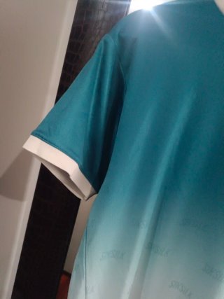 Camiseta SikSilk degradado azul y blanco