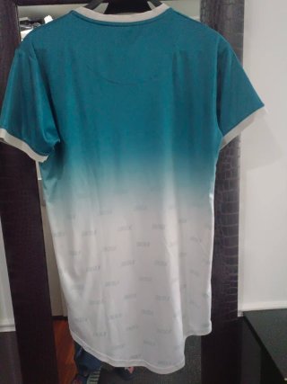 Camiseta SikSilk degradado azul y blanco