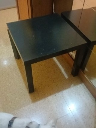 Mesa auxiliar negra de madera