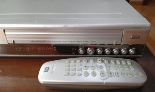 Reproductor/Grabador VHS y DVD Philips