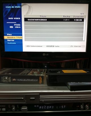 Reproductor/Grabador VHS y DVD Philips