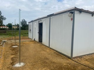 Parcela con casa y piscina en Carmona