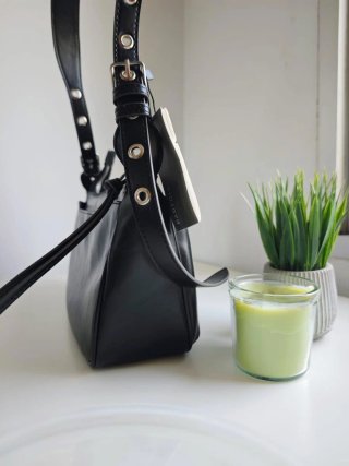 Bolso negro con detalle metálico
