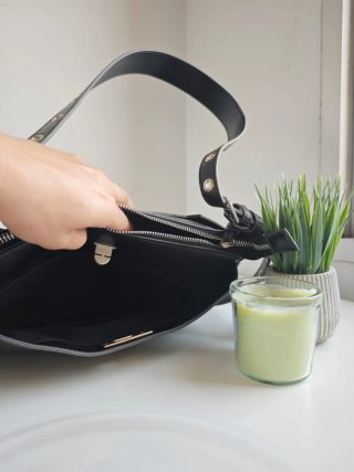 Bolso negro con detalle metálico
