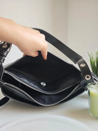 Bolso negro con detalle metálico